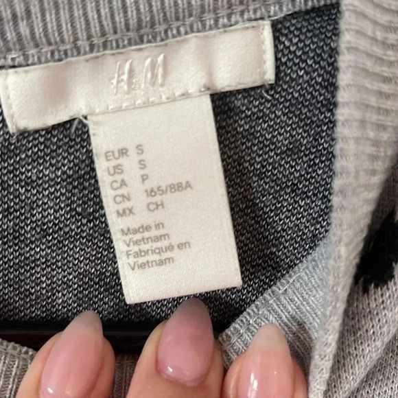 EUC | H & M | Sz S | Animal Print Sweater w/ Pull Zipper - Picture 2 of 5